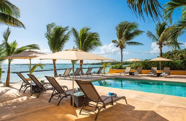 Beachfront Villa with Tennis Court in Puerto Ave