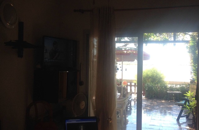 Beachfront villa with pool access, sleeps 5. Pets allowed
