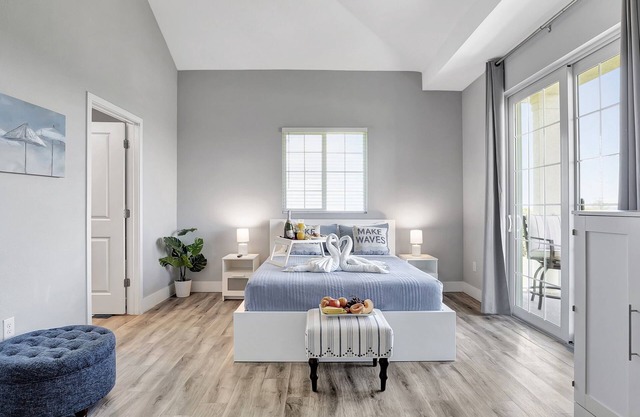 Beachin Sun - Chic Waterfront Retreat