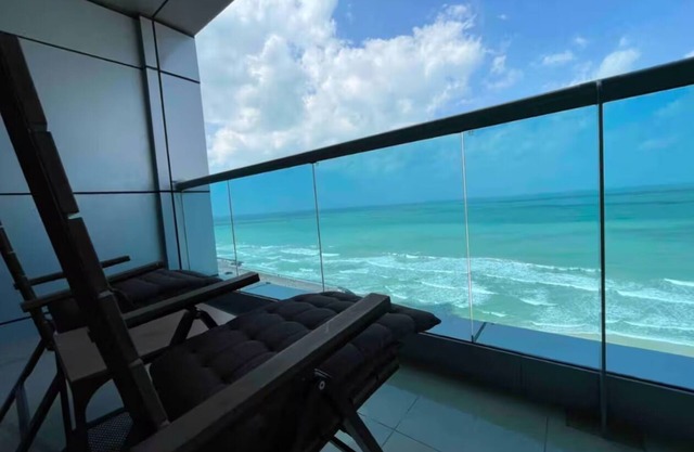 Beachside Apartment with Panoramic Sea View Ajman