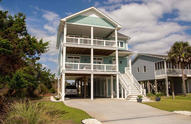 Beachside Bliss! Ocean views, beautiful pool and a 2 minute walk to the beach!