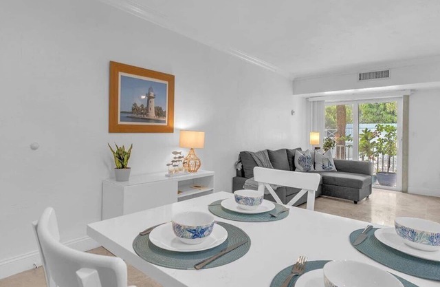 Beachside Bliss: One-Bedroom perfect vacation parking included