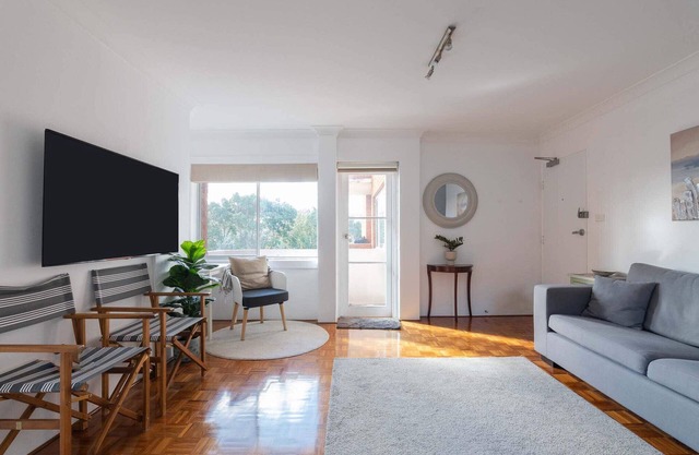 Beachside Clovelly Living w Parking 50m to Beach