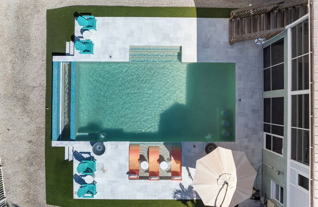 Beachside Retreat: 2BD/2.5BA + Jet Ski Lifts + Epic Game Room & SHARED Pool!