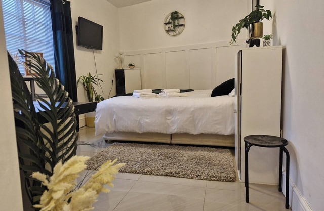 Beachside Retreat - Pets Ok - Free Parking