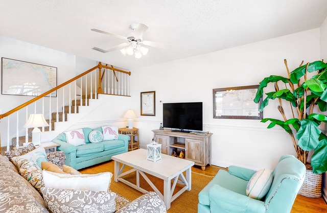 Beachy Duplex w/Full Kitchen, High-Speed WiFi, Central AC, and Washer/Dryer!