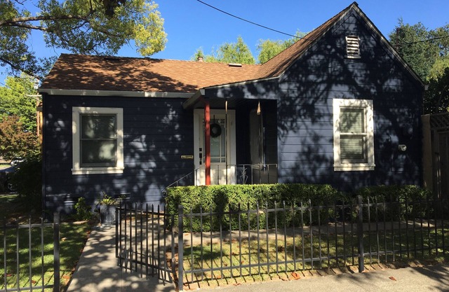 Beachy feel with easy downtown access - 31 day minimum