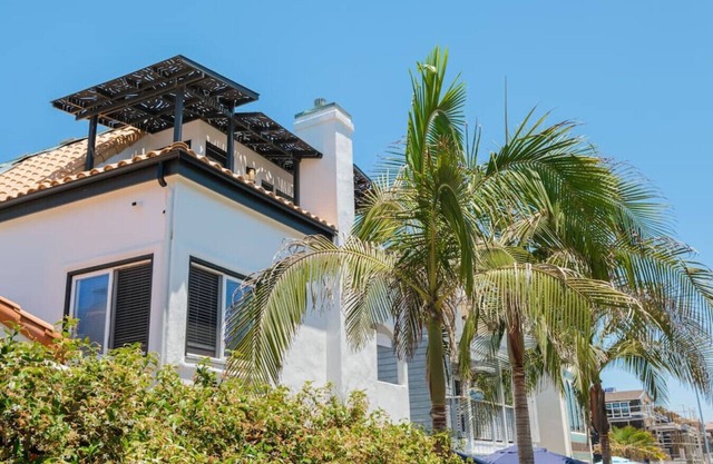 Beachy Keen Townhome on Jersey Crt! Steps to Sand