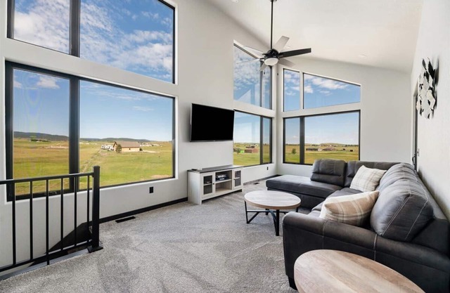 Bear Butte Luxury Retreat~ Hot Tub~ 10 Mins to DT