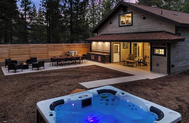 Bear Central: Convenient 5 Bedroom 5 Bathroom! Modern Mountain Design! Hot Tub! Pet Friendly! Air Conditioning! Walking Distance to Meadow Park! Centrally Located in Big Bear! Game Room w/Shuffleboard and Arcade Games!