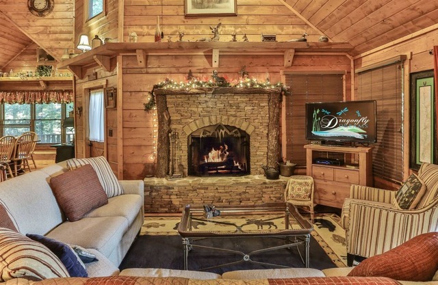 Bear Creek Crossing- Family Retreat Cabin in Private Wooded Setting on Creek No