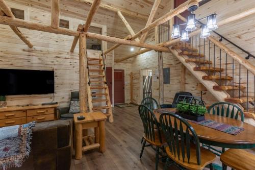 Bear Den - Fire pit -Hammocks -BBQ -Yellowstone