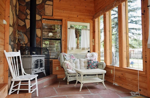 Bear Hugs - SECLUSION - Cozy Cottage - Free WiFi - Rustic Decor - Country Style