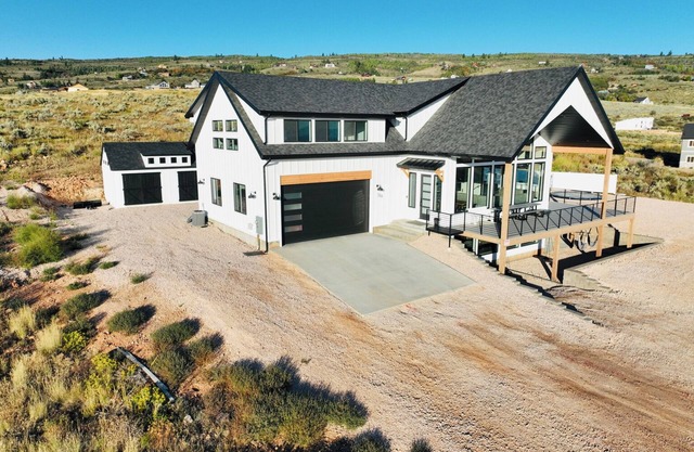 Bear Lake getaway for the whole family! Sleeps 32! Beach access included!