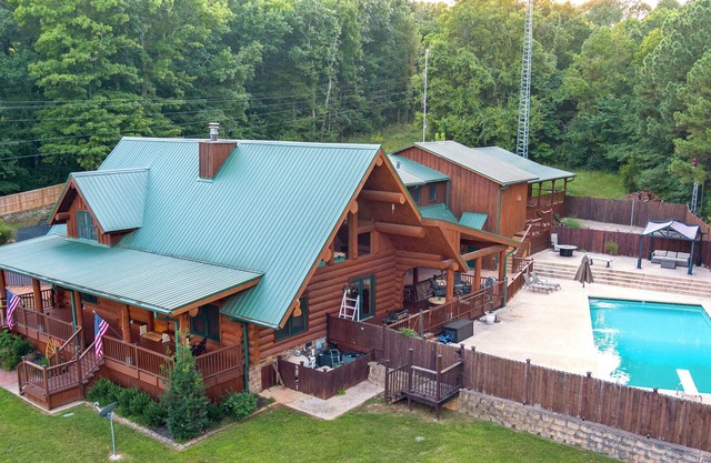 Bear Lodge - Log Cabin with pool - 7 Bedrooms