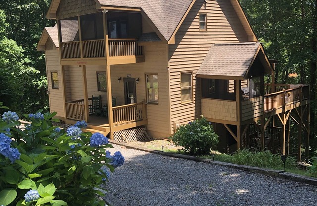 Bear Paw Resort ,high speed internet , gas fireplace,firepit ,sleeps 8