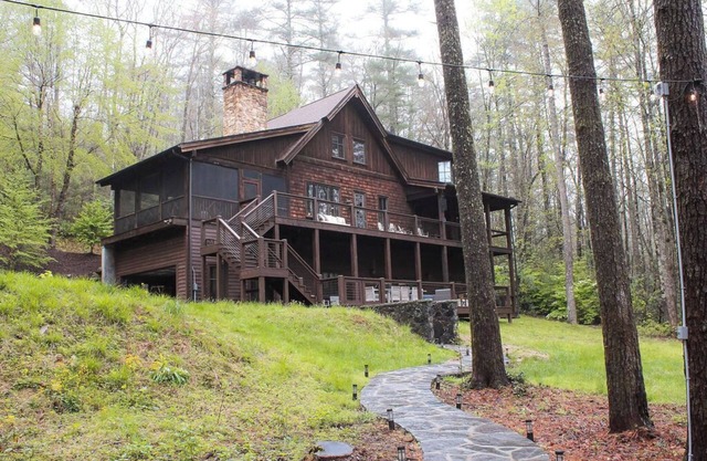 BEAR'S DEN - Spacious mountain home on river game room & fire pit in Burlingame