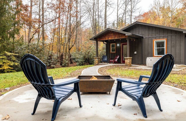 Bear’s Place by AvantStay | Cozy Mountain Cabin in Brevard + Firepit
