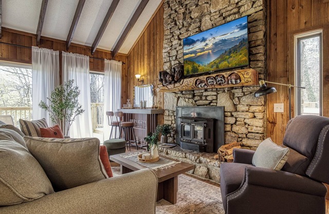 BEARADISE - Cozy Cabin -Mtn Views - Hot tub - Pools - Games