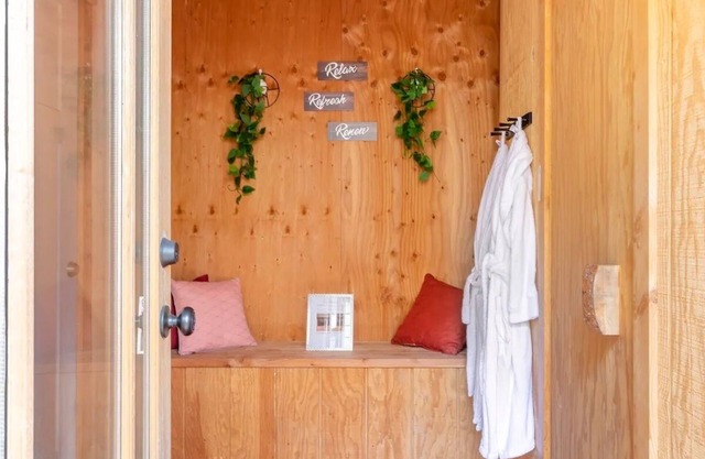 BEARadise Studio ~ Private SAUNA & Pet friendly ~ hosted by Fill Your Nature Cup