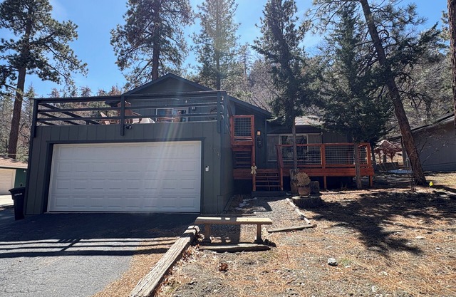 Beary Cozy Cabin, 3-bdrm house in Wrightwood with WiFi. EV charger