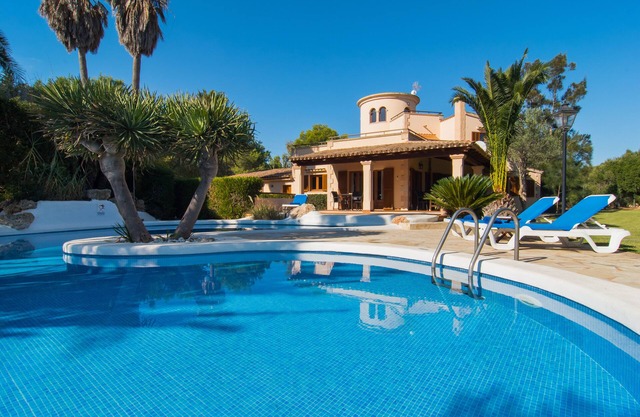 BEATIFUL HOLIDAY VILLA WITH LARGE GARDEN AND POOL. INTERNET FREE
