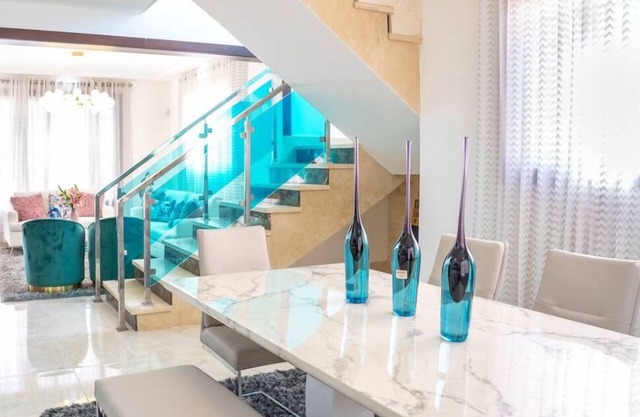 Beautiful home with a private pool-15 mins from Santiago airport