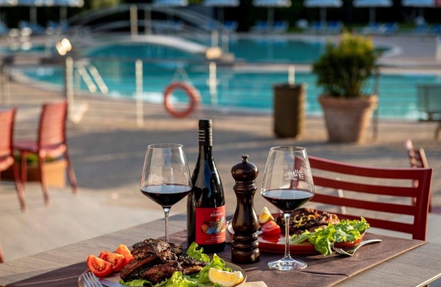 Beautiful apartment in villa for 4 guests with WIFI, A/C, hot tub, pool, TV and terrace
