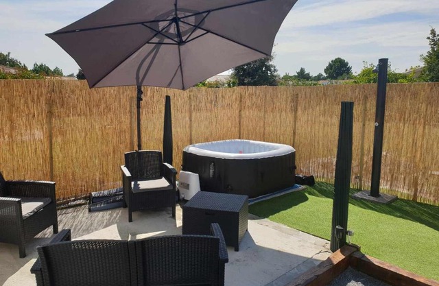Beau logement avec terrasse, jacuzzi et terrain de pétanque privatif à 5 minutes de la plage