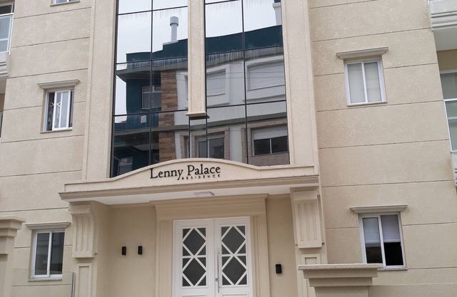 Beautiful apartment for the season.