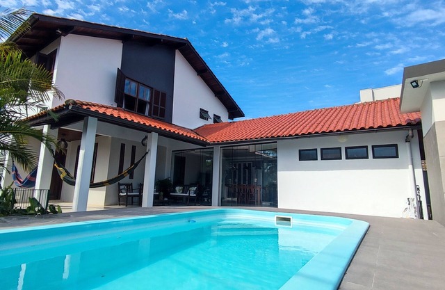 Beautiful house, 4 bedrooms, swimming pool, barbecue - Praia da Daniela - Florianópolis