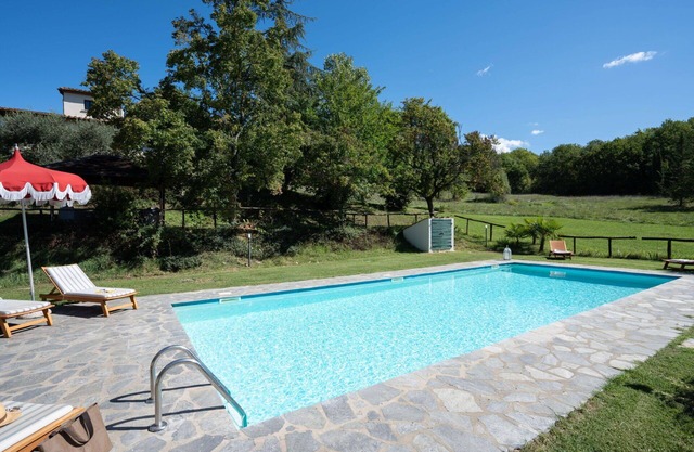 Beautiful private villa for 10 guests with WIFI, A/C, private pool, TV, pets allowed and parking