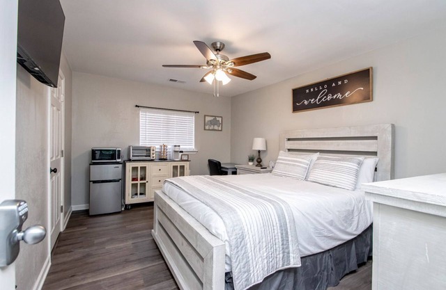 Beautiful 1 BD 1Bath Close to Everything Newly Remodeled