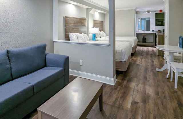 Beautiful 1 Bedroom Suite at the Beach!