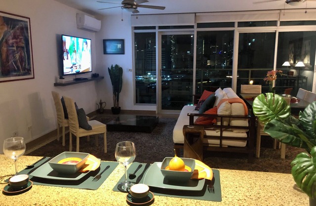 Beautiful 1B apt in Trendy Walkable City Neighborhood, Rooftop Pooln