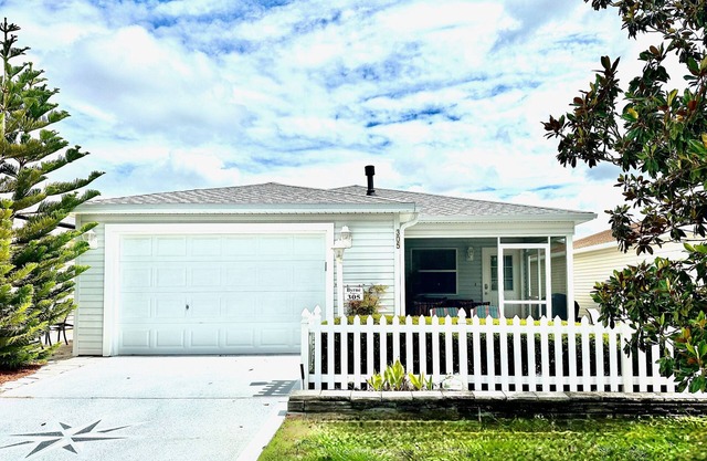 Beautiful 2/2 Dog Friendly Patio Villa w/BBQ & Close to Lake Sumter Landing!