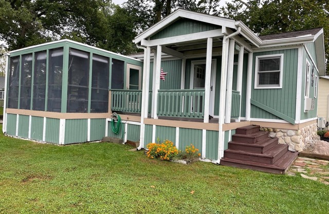 Beautiful 2 bd 1bath Lake cottage. boat dock , fire pit, screened porch