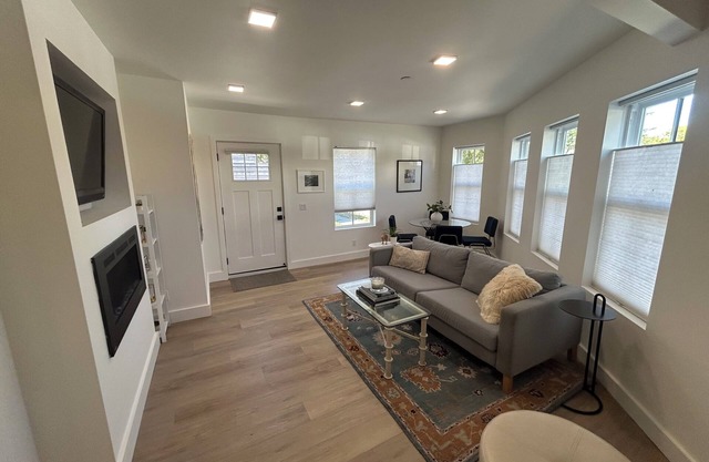 Beautiful 2-bedroom Bungalow - Walking Distance to Shops & Restaurants