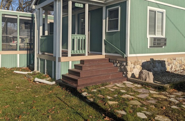 Beautiful 2 bedroom cottage, 75ft of waterfront