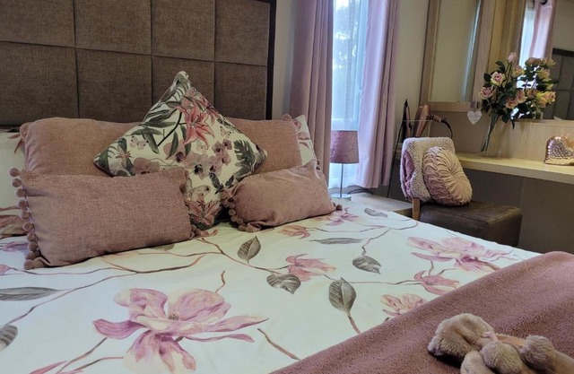 Beautiful 2 bedroom caravan, holiday park Tenby