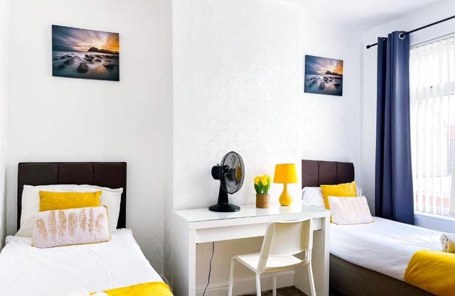 Beautiful 2 Bedroom House - Free Parking - LT House