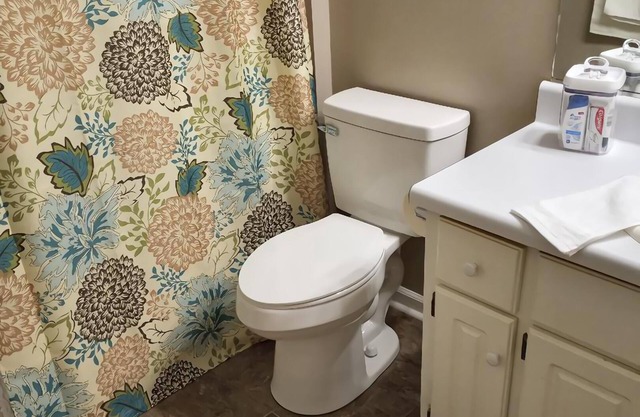 Beautiful 2-bedroom Townhome in Augusta 2 miles from course.