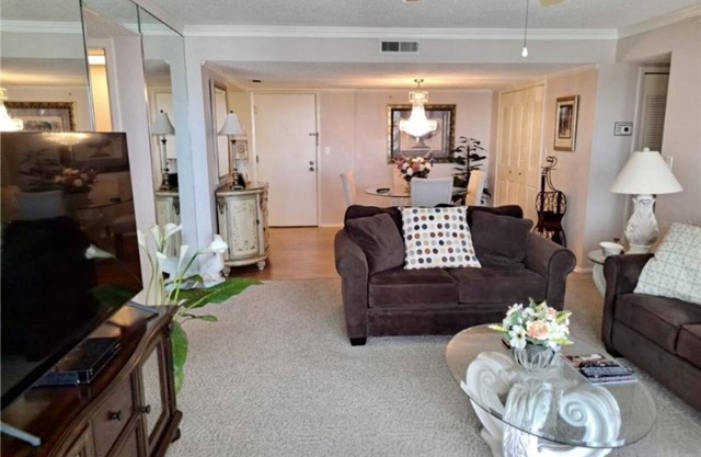Beautiful 2 bedroom Condo 1/2 mile from Clearwater beach