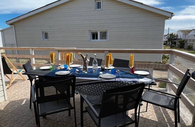 Beautiful 2-Story Chalet with WiFi and AC, 250m from Beach - Gruissan, Sleeps 6