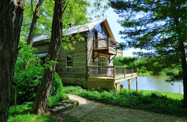 Beautiful, 200 year old Log home - Secluded, 30 Min. from Downtown