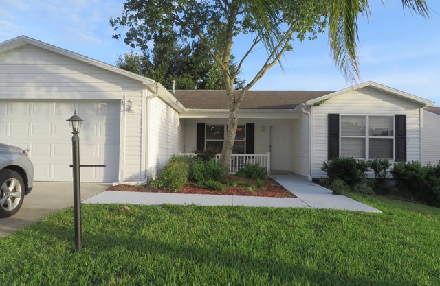 Beautiful 3/2 designer home, pet friendly, free WiFi, golf cart, hot tub