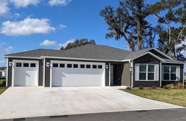 Beautiful 3/2 Open Space and Dog Friendly in The Villages