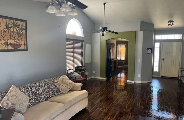Beautiful 3 bedroom, 2 bathroom, walking distance to StateFarm Stadium/West Gate