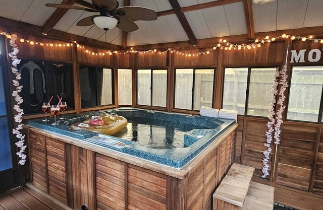Beautiful 3-bedroom house with private hot tub