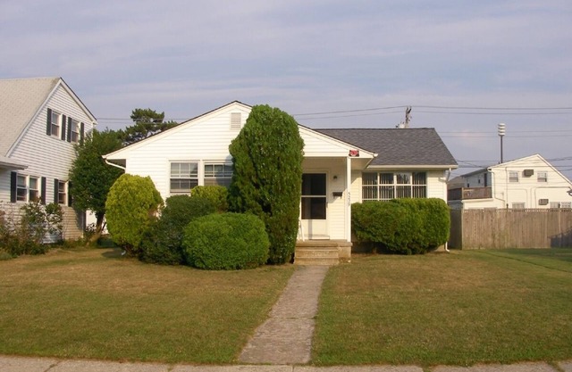 Beautiful 3BR 1.5 BA SINGLE HOME!